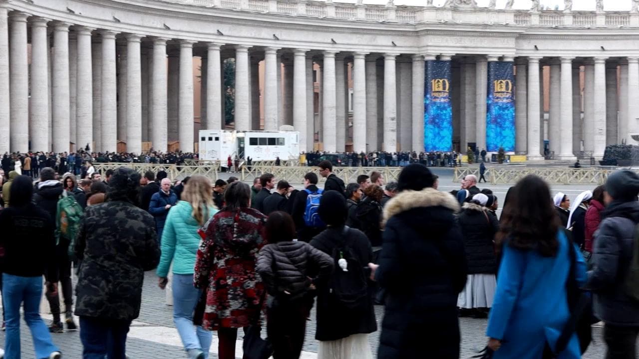 Il saluto a Benedetto XVI, i primi fedeli in fila per le esequie: "Oggi possiamo pregare con lui"