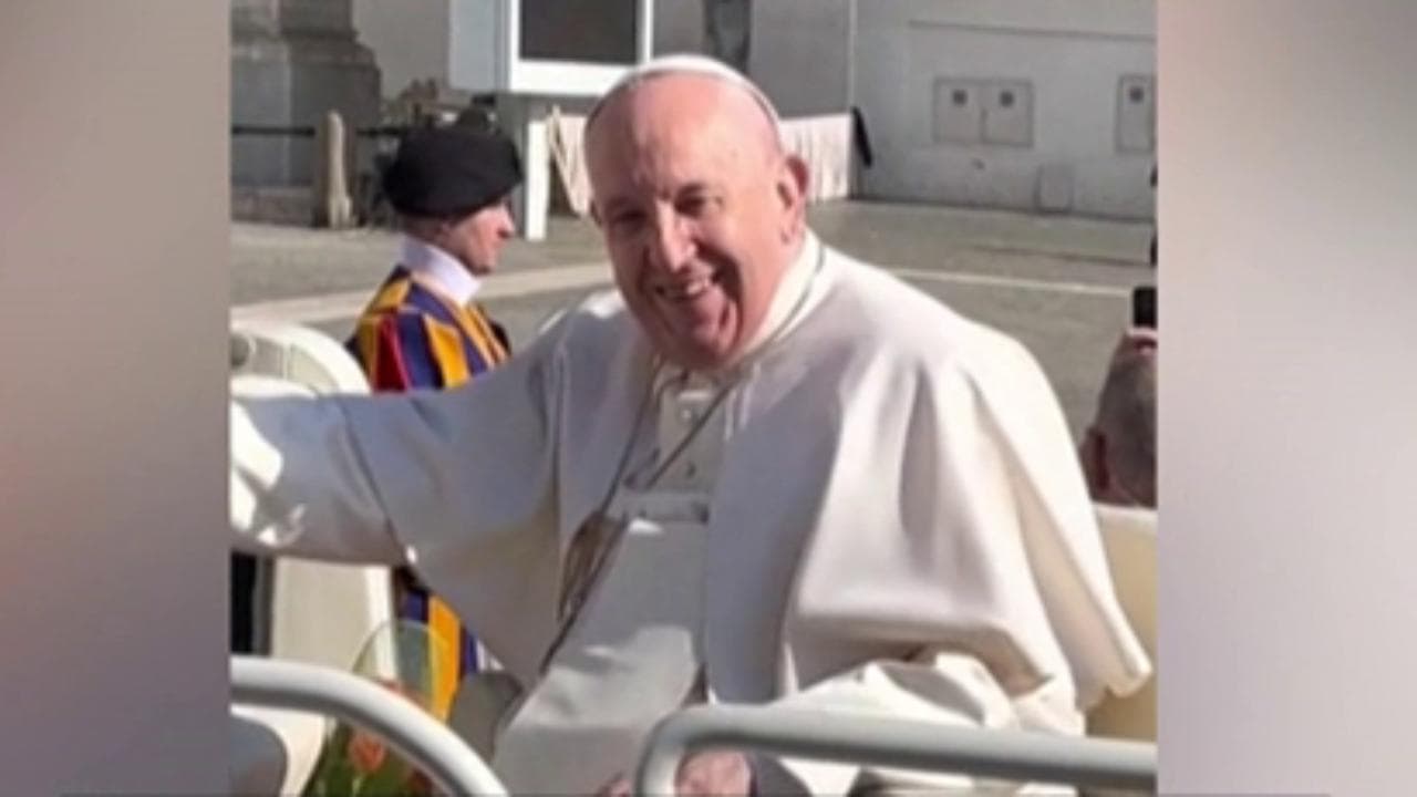 Papa Francesco ironizza sul suo ginocchio: "Mi servirebbe un po' di tequila"