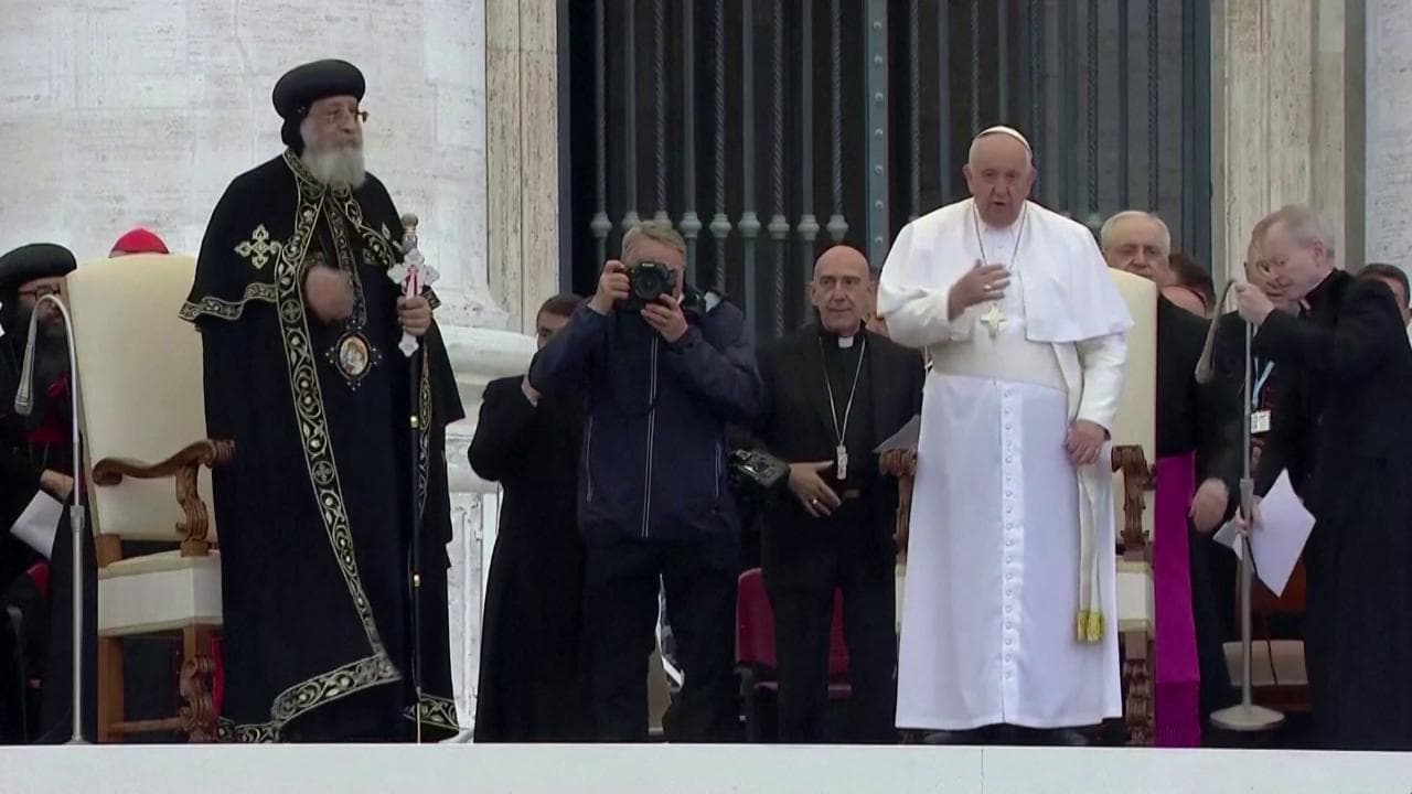 Due Papi in Vaticano: Papa Francesco è accompagnato all'udienza generale da Tawadros II