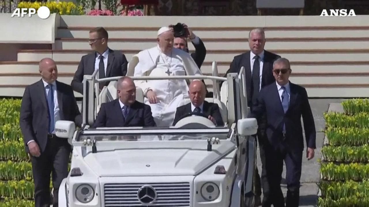 Pasqua, Papa Francesco saluta i fedeli in papamobile dopo la messa a San Pietro