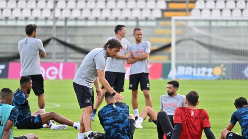 Antonio Conte con i giocatori del Napoli