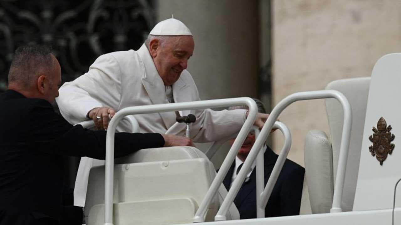 Papa Francesco, le immagini dell'udienza poco prima di essere ricoverato