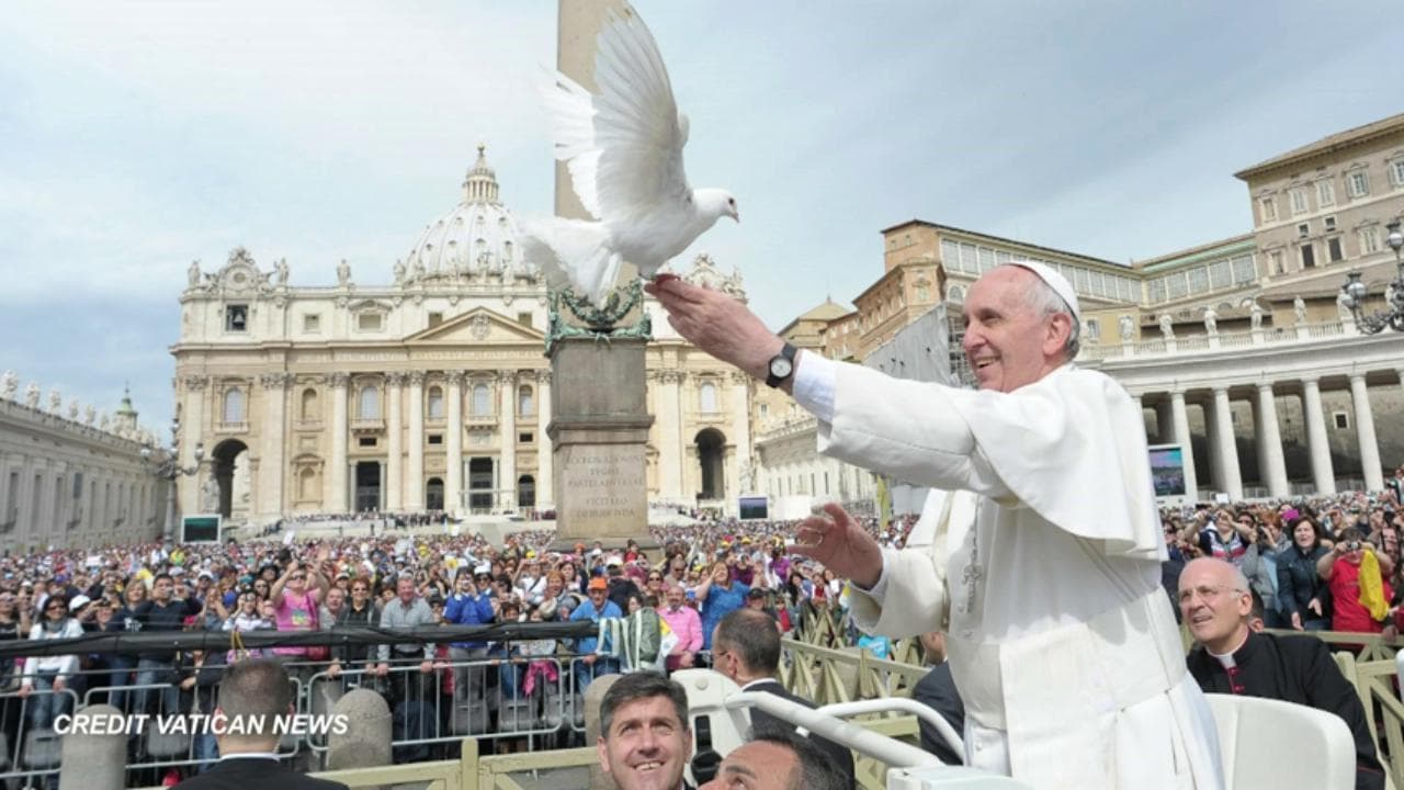 Bergoglio racconta i suoi dieci anni da Papa Francesco: "Passati in fretta, il tempo è pressante"