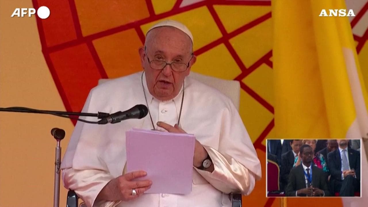 Il grido di Papa Francesco: "Giù le mani dall'Africa. Non è una miniera da sfruttare"