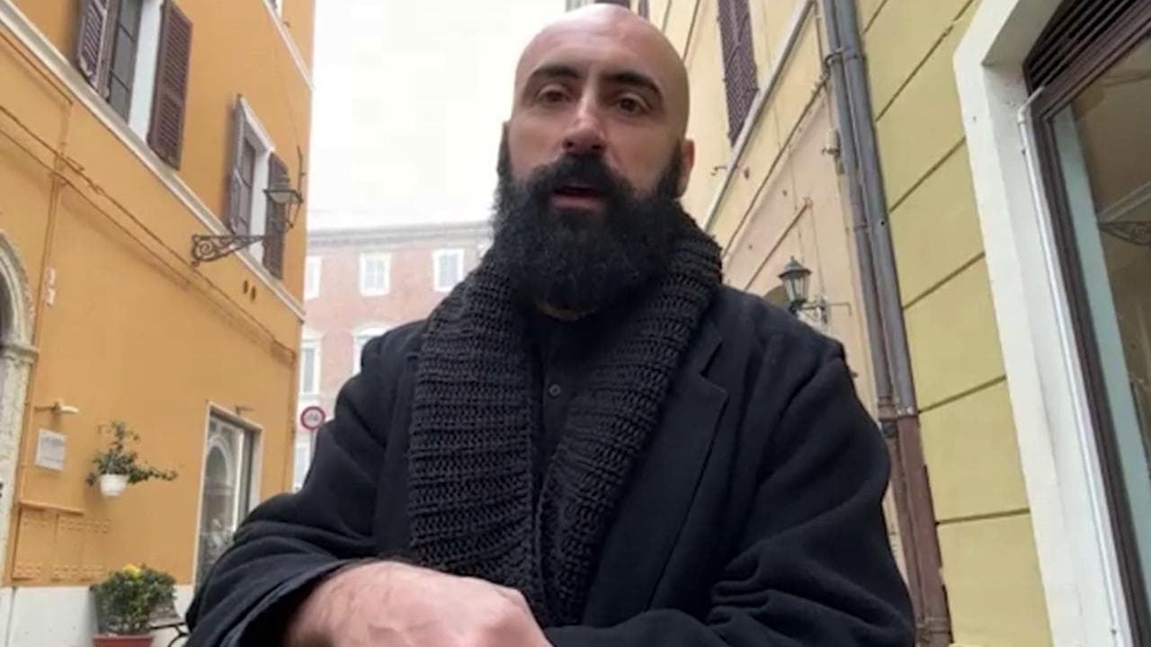 Il sarto di Benedetto XVI: "Da lui ho capito cos'è la fede. Un papa deve vestirsi da papa"