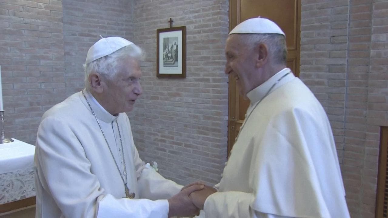 Papa Francesco: "Pregate per Benedetto XVI, è molto malato"