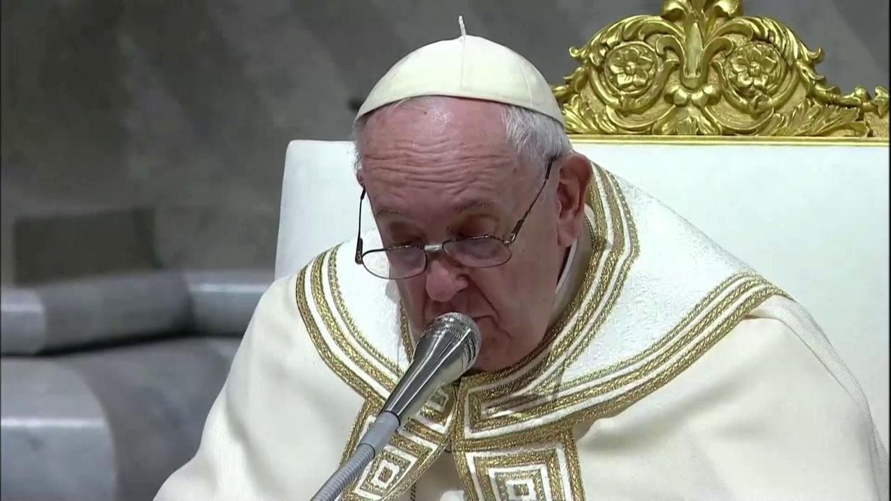 Papa Francesco ricorda Ratzinger: "Commossi e grati per aver avuto Benedetto XVI"