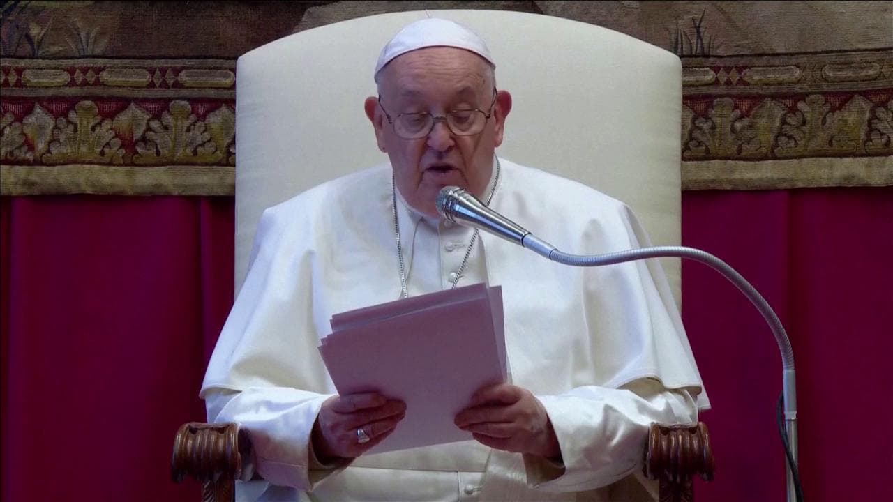 Papa Francesco: "La maternità surrogata è deprecabile. Bisogna proibirla a livello universale"