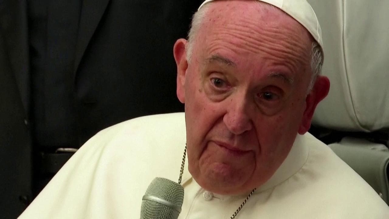 Bergoglio: "Cambiare Papa si può, non è una catastrofe. La porta è aperta"