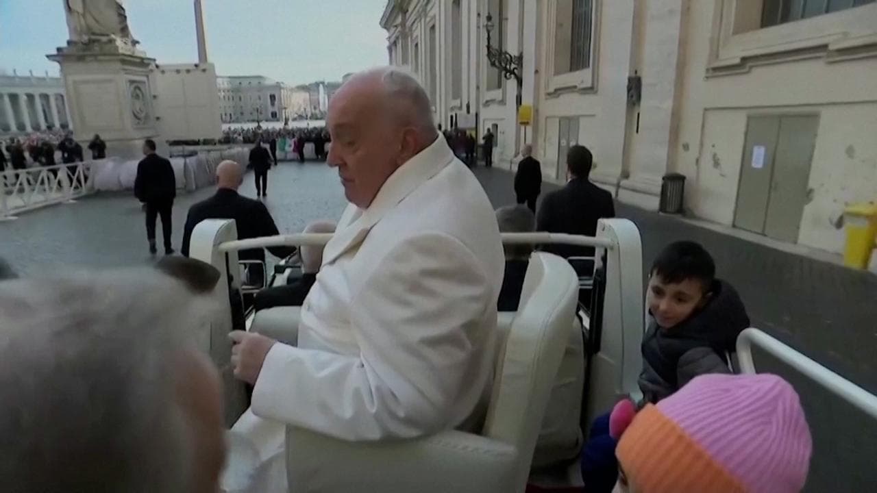 Raffica di vento improvvisa sorprende Bergoglio. così la papalina vola via dalla sua testa