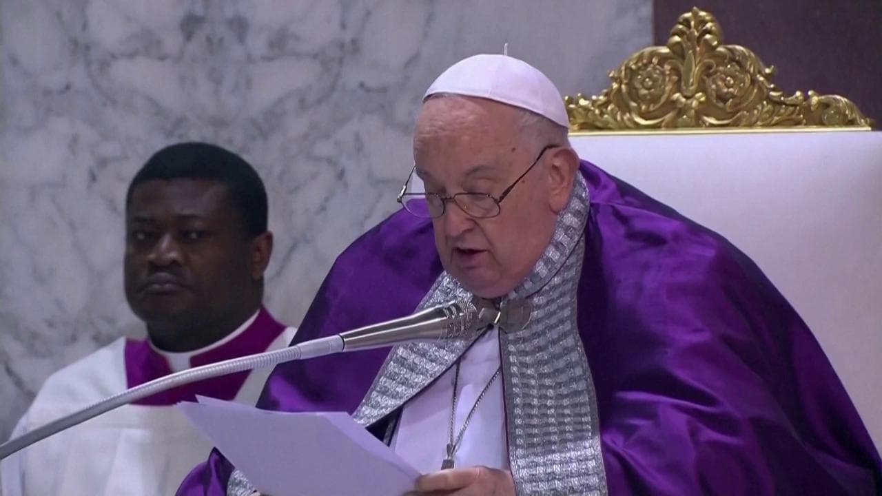 Papa Francesco: "Basta dare tutto in pasto ai social, ritroviamo luogo segreto per noi stessi"