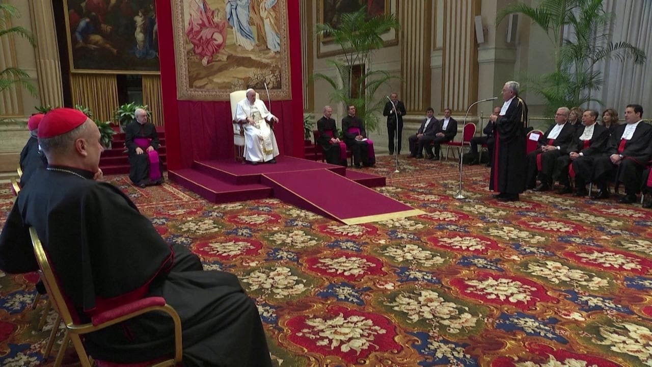 Papa Francesco apre l'Anno Giudiziario Vaticano ma non legge il discorso: "Ho la bronchite"