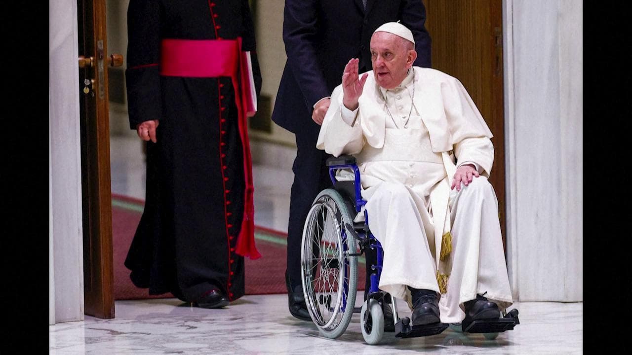 Papa Francesco arriva in carrozzina all'assemblea delle suore in Vaticano