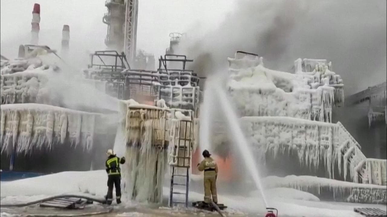Russia, attacco ucraino a gas terminal sul Baltico: in fiamme impianto non lontano da San Pietroburgo
