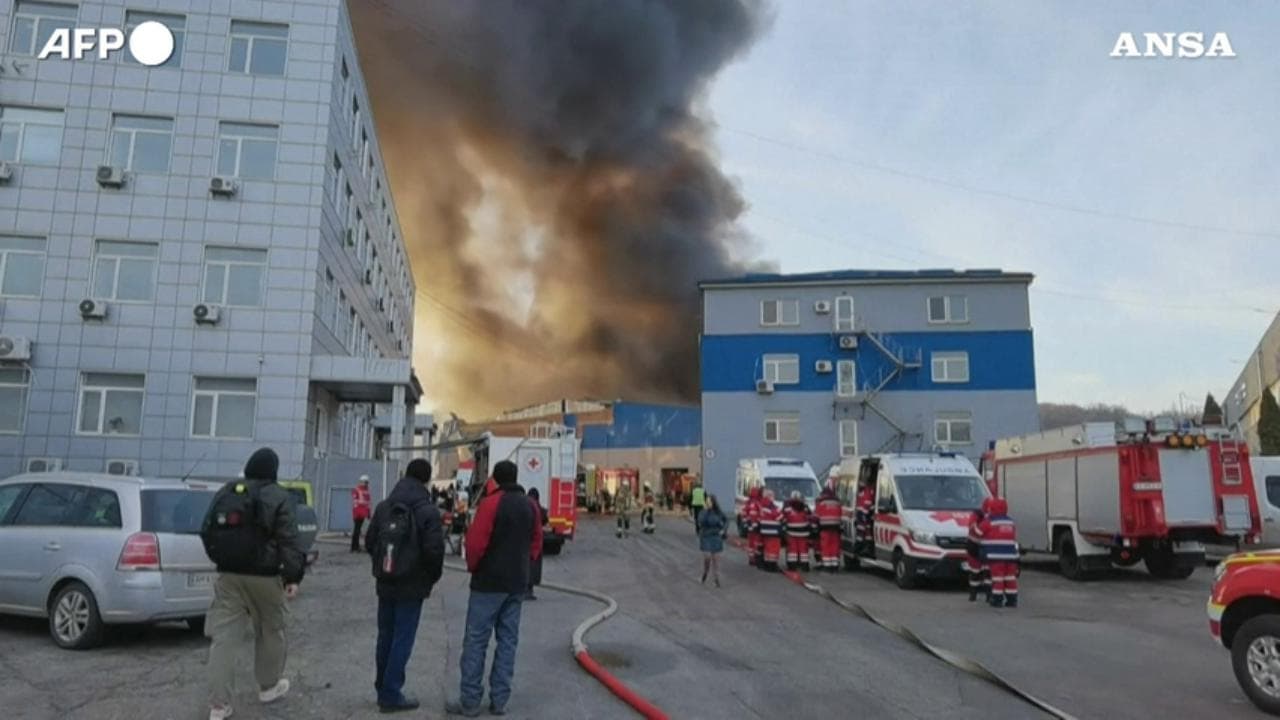 Ucraina, raid russi in tutto il Paese: incendi ed esplosioni a Kiev