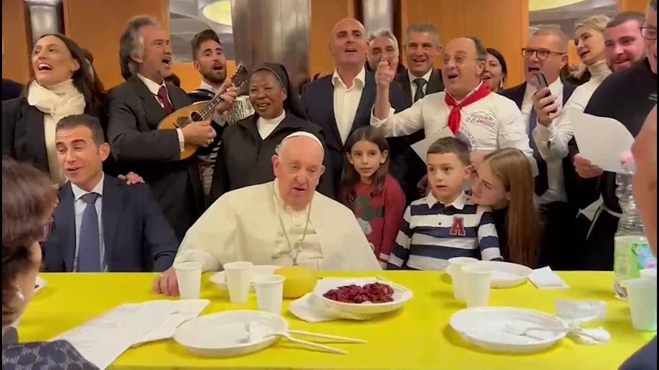 Papa Francesco canta divertito con i bambini "O sole mio"