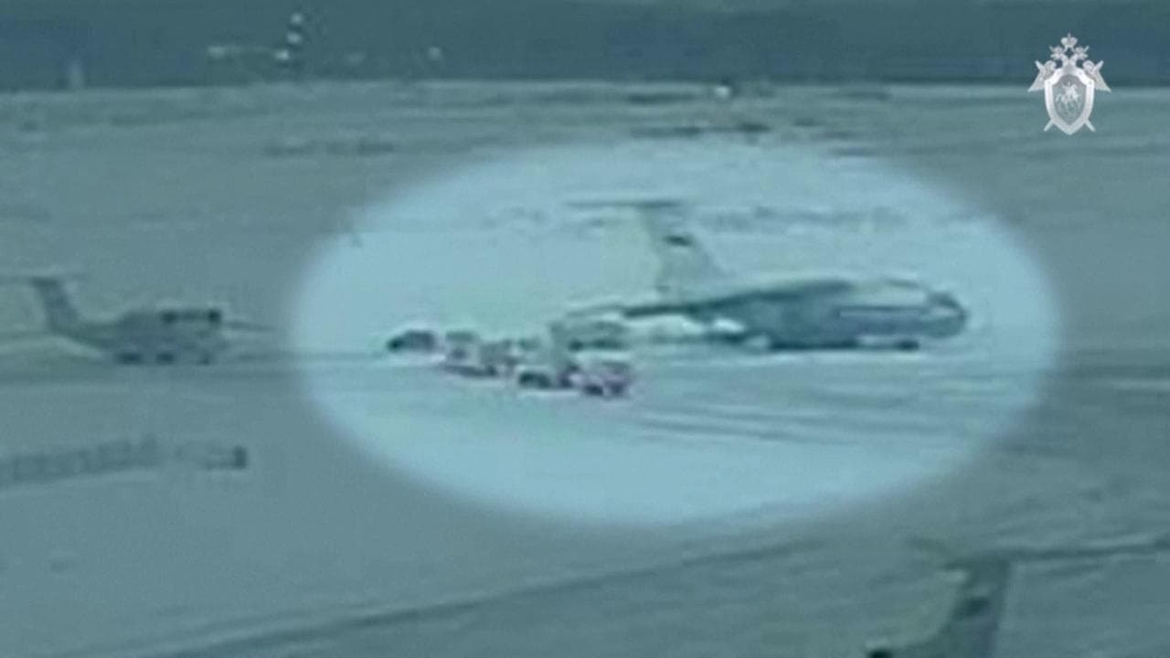 Mosca: "Questo il video dell'aereo abbattuto mentre imbarca i prigionieri ucraini"