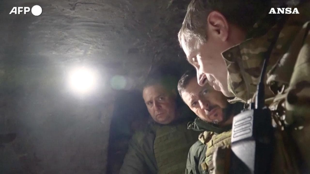 Zelensky fa visita alle truppe nella regione di Zaporizhzhia: il Presidente consegna premi a soldati