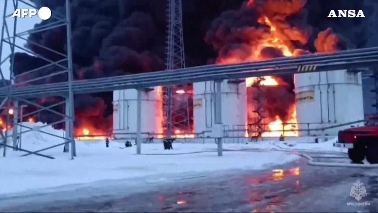 Russia, un deposito di petrolio in fiamme colpito da un drone ucraino: il video