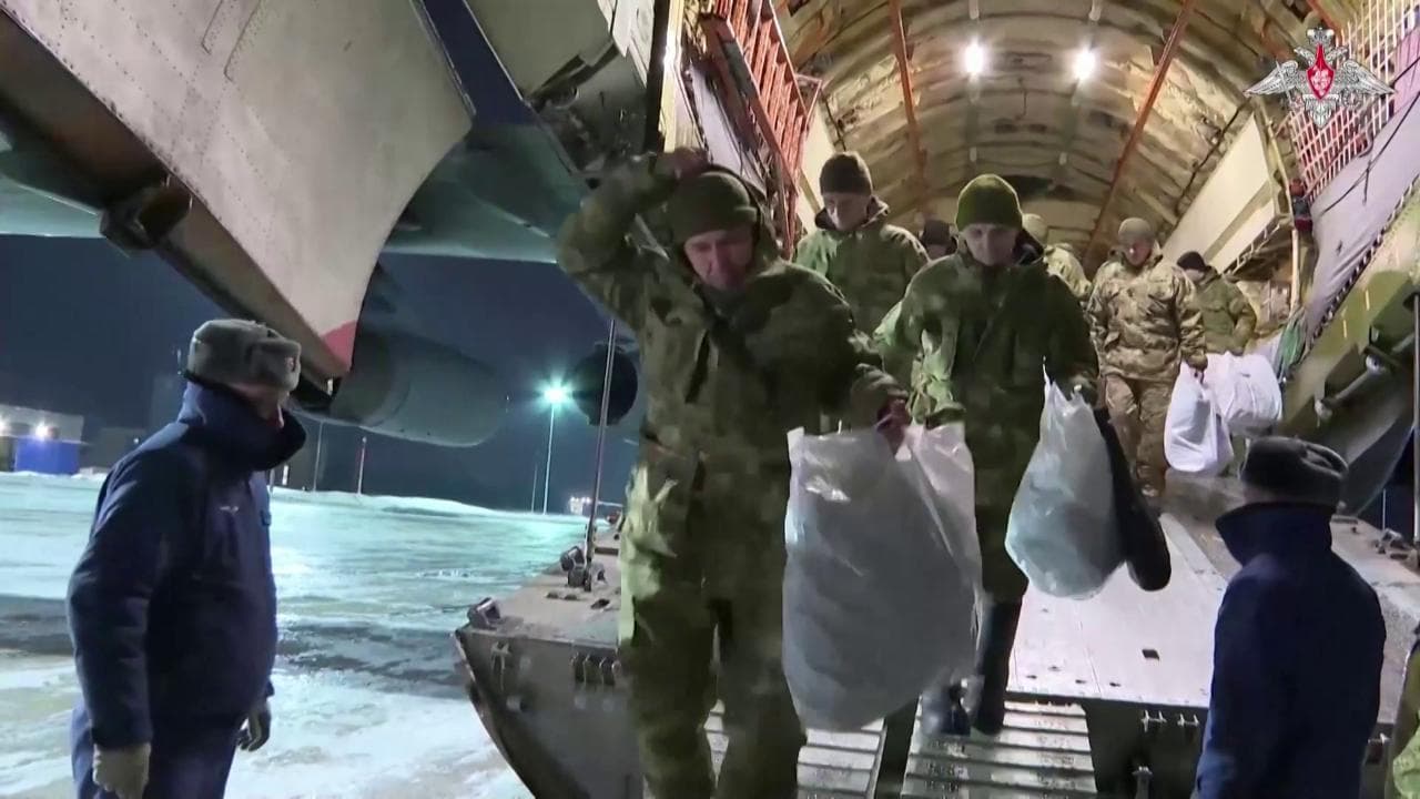 Scambio di prigionieri tra Russia e Ucraina: l'arrivo dell'aereo a Mosca