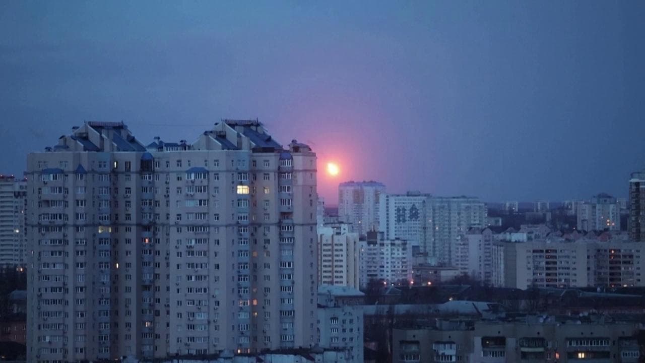 Attacco massiccio sull'Ucraina, Mosca lancia missili e droni su Kiev: il video