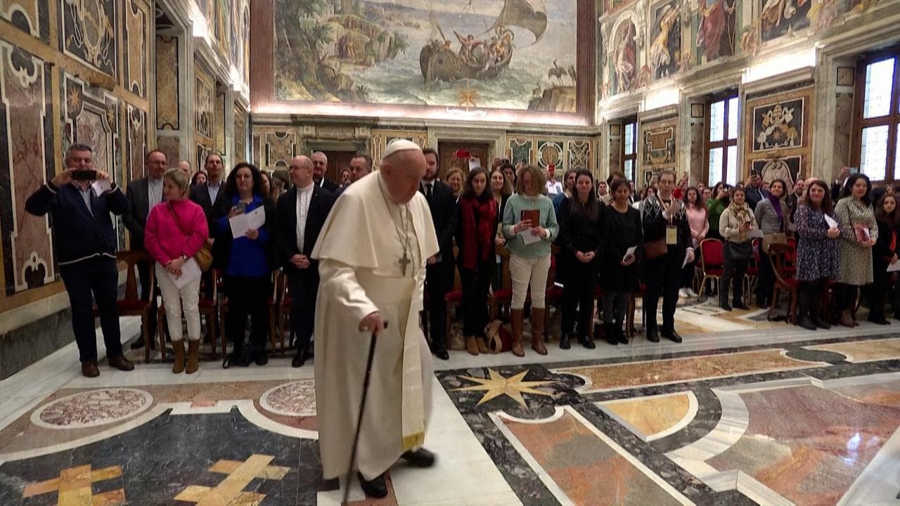 Papa Francesco non riesce a leggere il discorso: "Scusatemi ma ho un po' di bronchite"