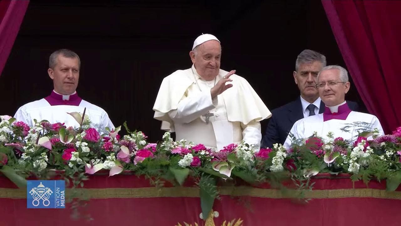 Pasqua 2024, Papa Francesco saluta la folla in San Pietro in piedi e sorridente