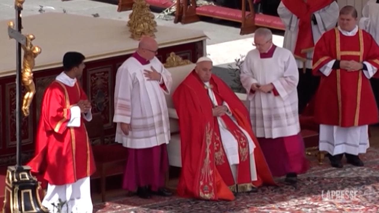 Papa Francesco con la voce affaticata non legge l'omelia e resta in silenzio davanti alla folla