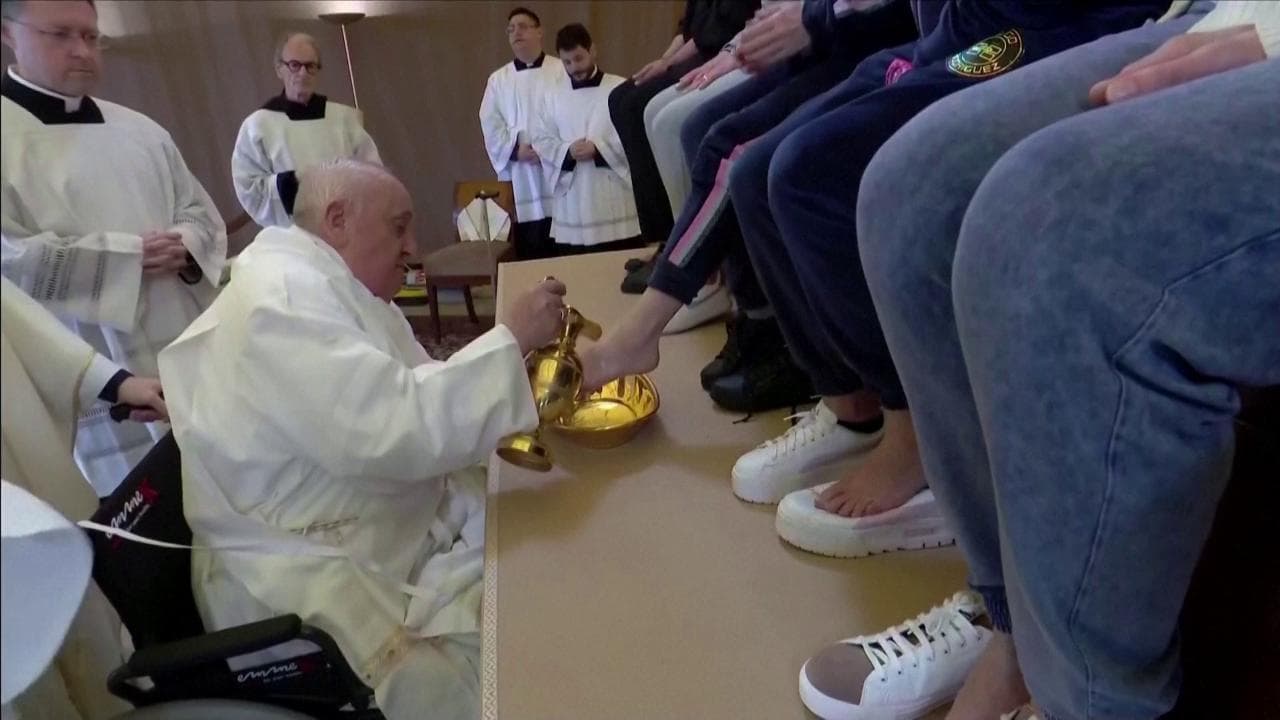 Papa Francesco in sedia a rotelle lava e bacia i piedi a 12 detenute per il giovedì Santo a Rebibbia