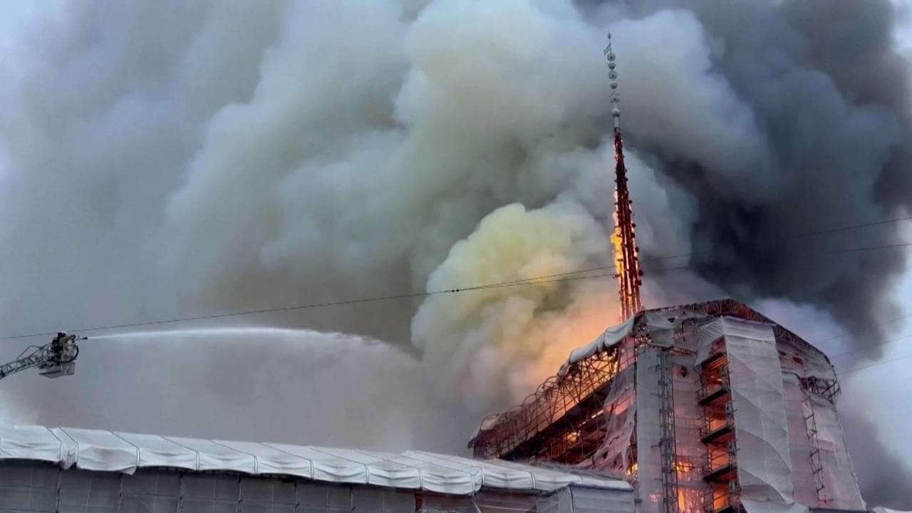 Copenaghen, un violento incendio distrugge la vecchia borsa