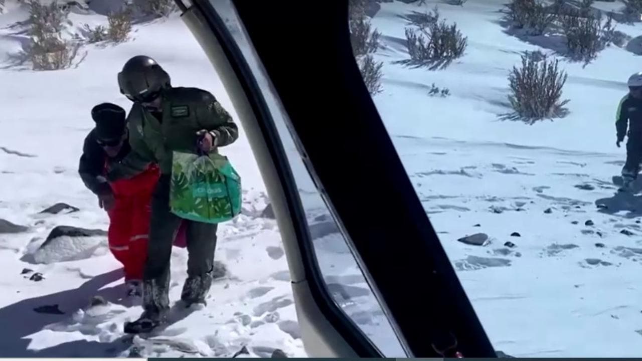 Cile, coppia di anziani con cane si perde nella neve sui monti della regione di Atacama: il salvataggio