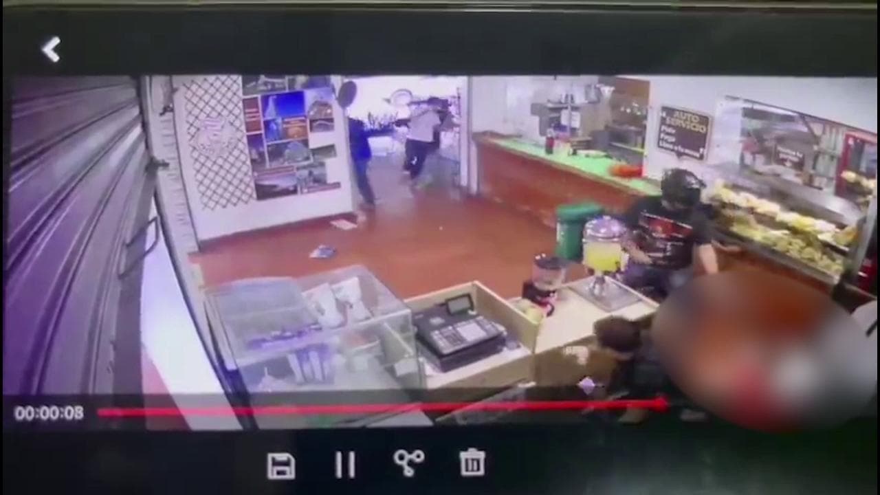 Colombia, noto giornalista investigativo ucciso in un negozio mentre i clienti fuggono terrorizzati