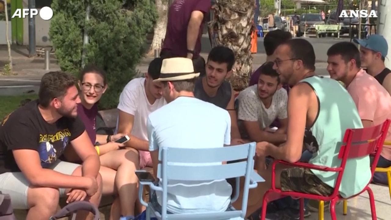 Israele, la mascherina all'aperto non è più obbligatoria: torna la normalità fra le strade di Tel Aviv