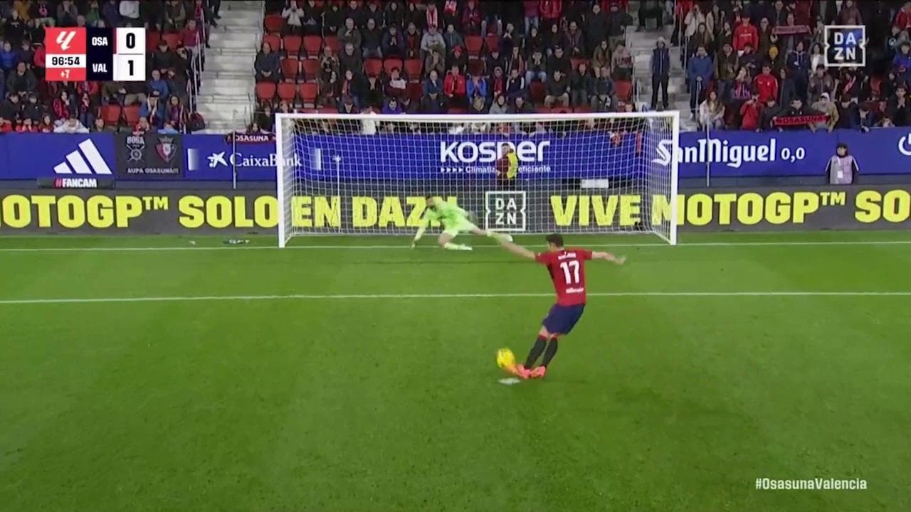 Un rigore disastroso: Budimir inciampa sul pallone e rimedia una figuraccia in Liga