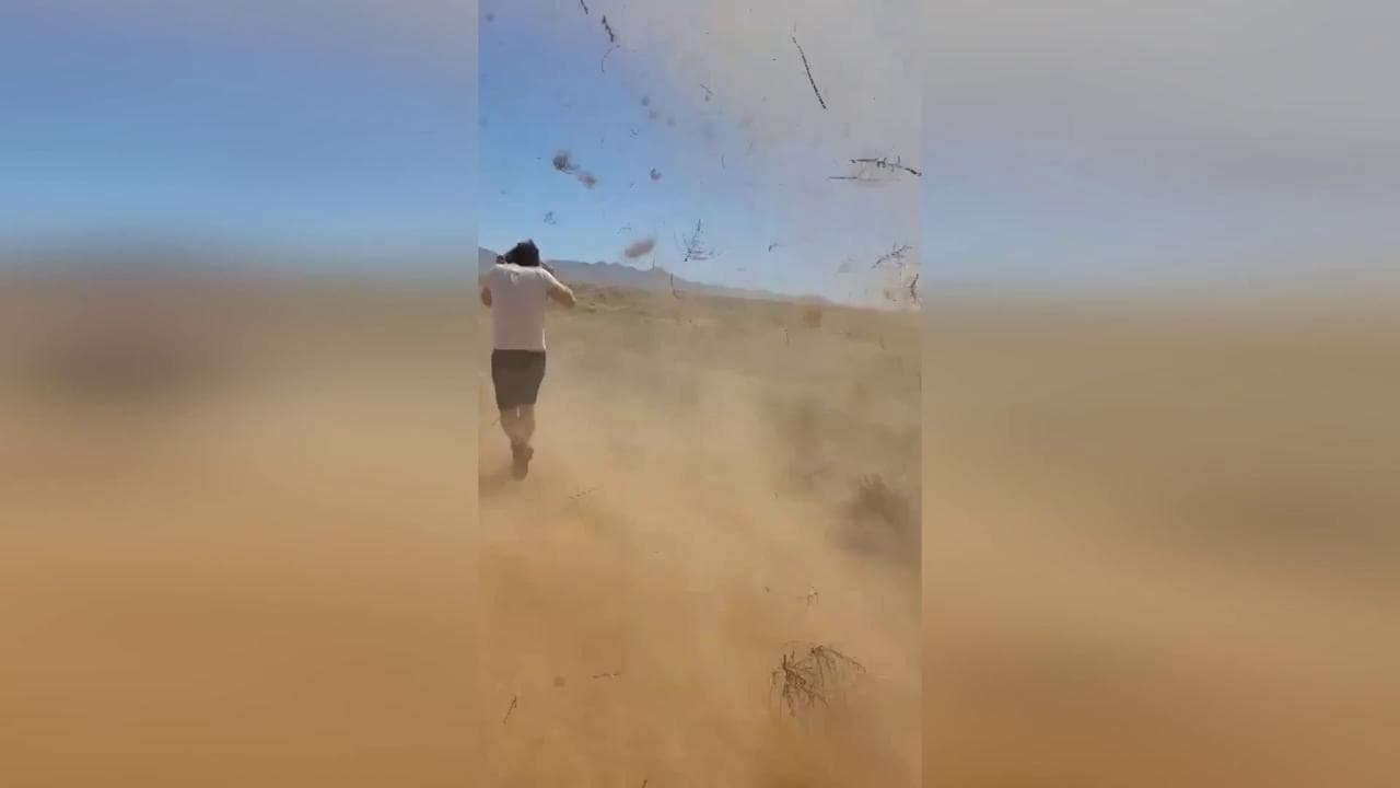 Arizona, i turisti attraversano un diavolo di sabbia