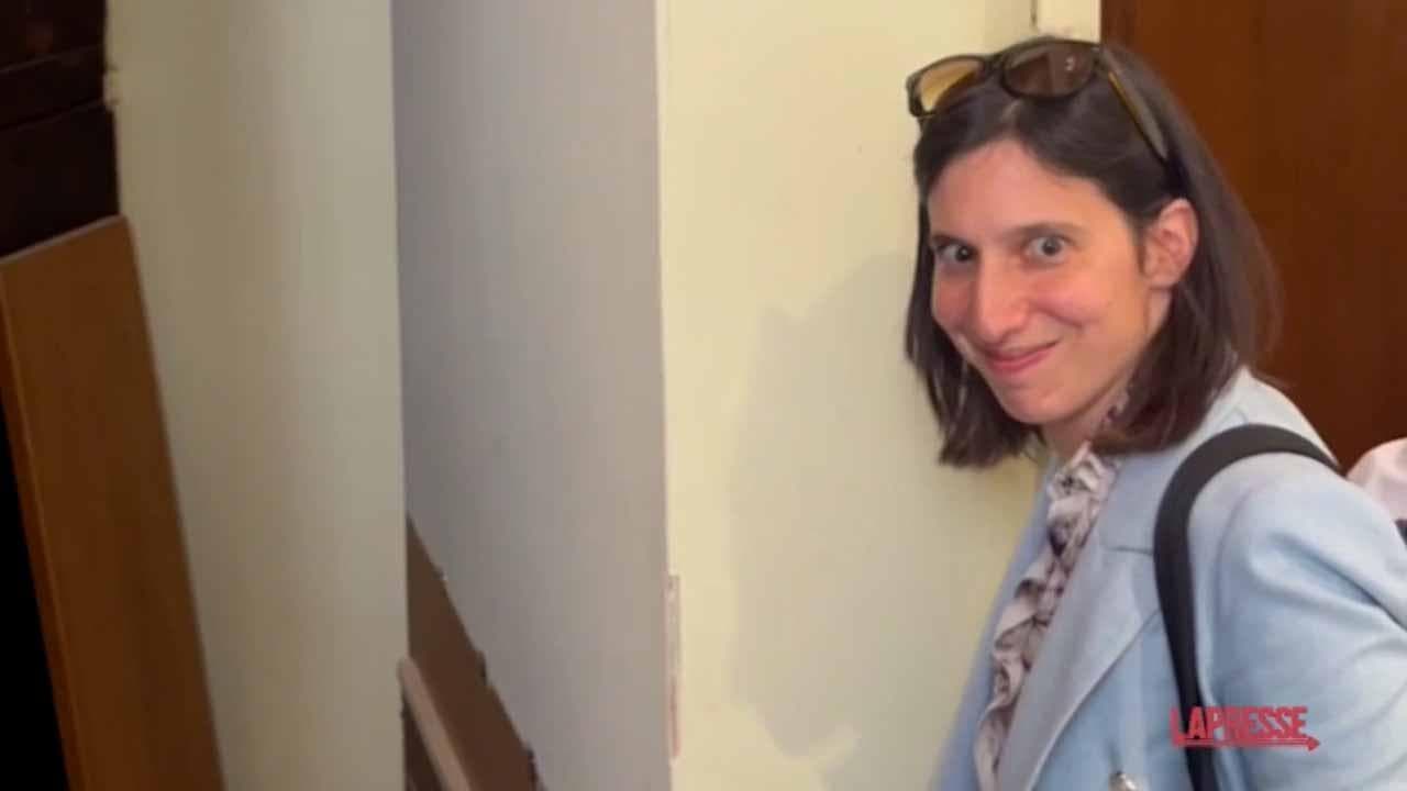 Pd, Elly Schlein visita Palazzo Grazioli: la leader dem entra nella "porta segreta di Berlusconi"