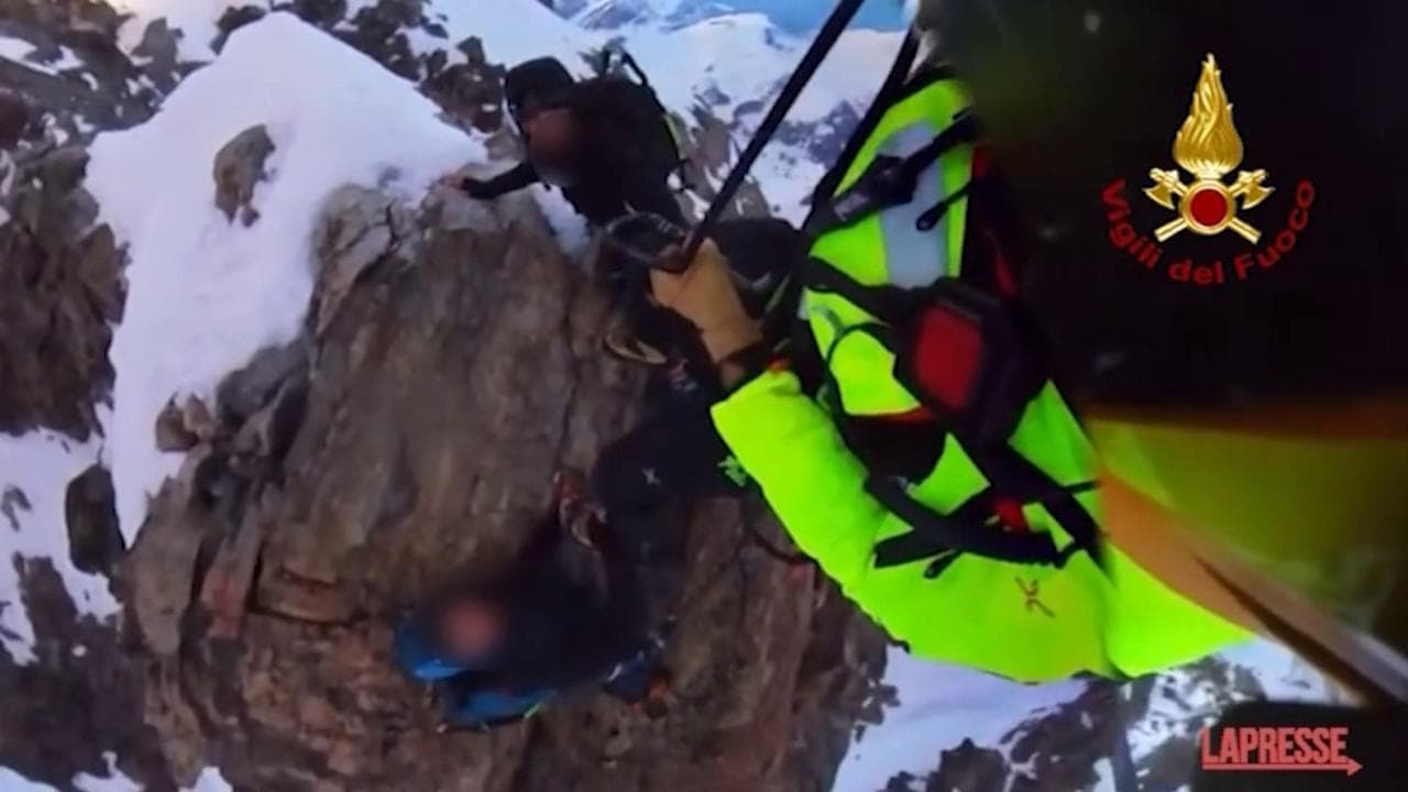 Cuneo, lo spettacolare salvataggio con l'elicottero di due alpinisti bloccati sul Monviso