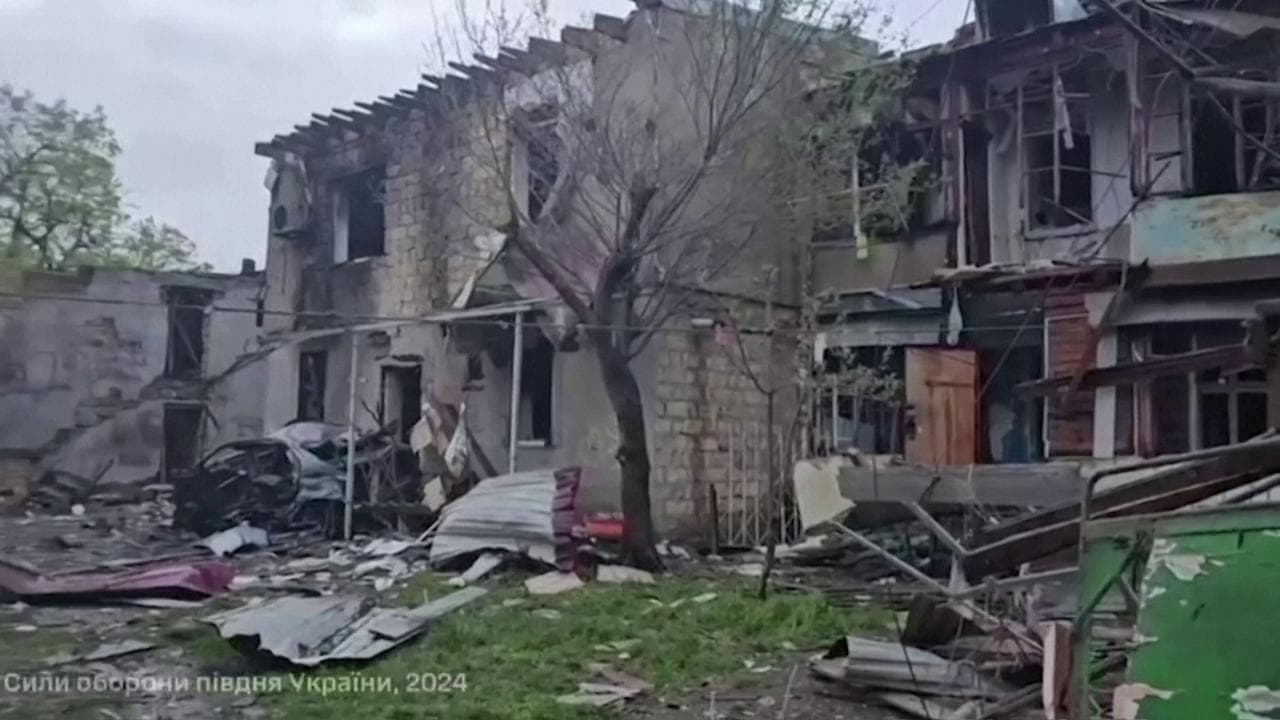 Odessa, attacco di droni russi colpisce edifici residenziali: diversi feriti. Le immagini dei soccorsi