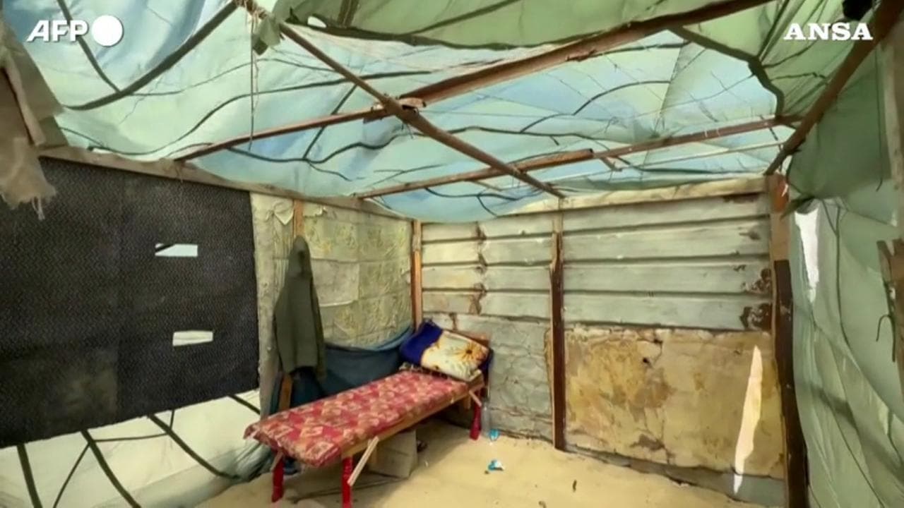 Gaza, gli sfollati palestinesi trasformano i paracadute in tende dove dormire
