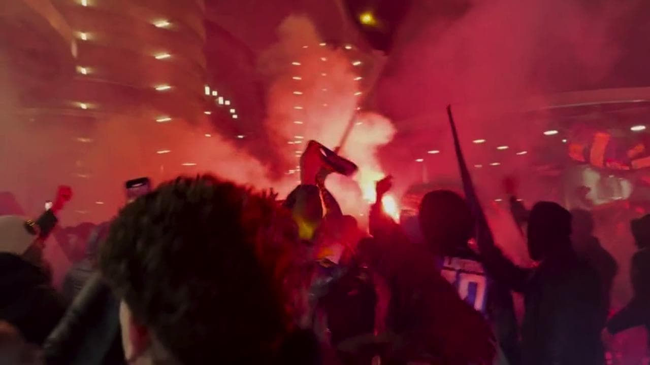 L'Inter vince lo scudetto: l'urlo dei tifosi fuori dallo stadio al fischio finale