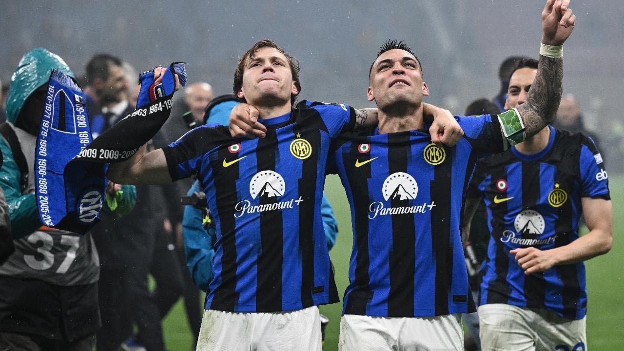Il fischio finale del derby: l'Inter vince partita e scudetto, a San Siro giocatori scatenati