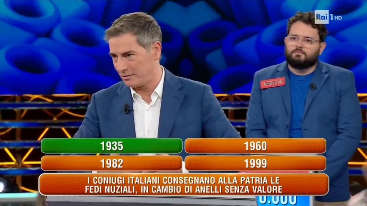 L'oro alla Patria (fascista) lodato all'Eredità su Rai1, il conduttore Liorni: "Gesto patriottico". Poi chiarisce: "Sono antifascista, non era un elogio"