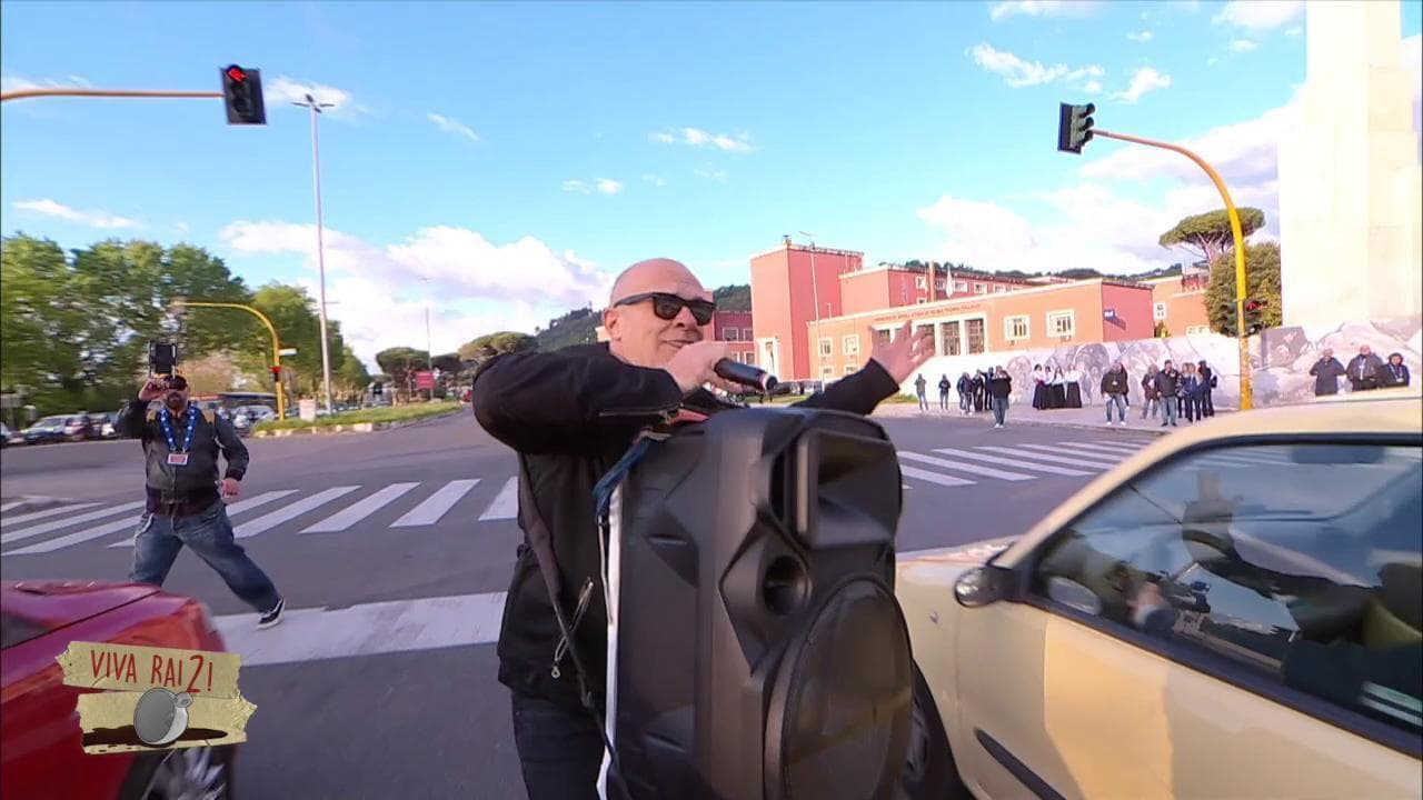 Max Pezzali a 'VivaRai2': lo show al semaforo del Foro italico