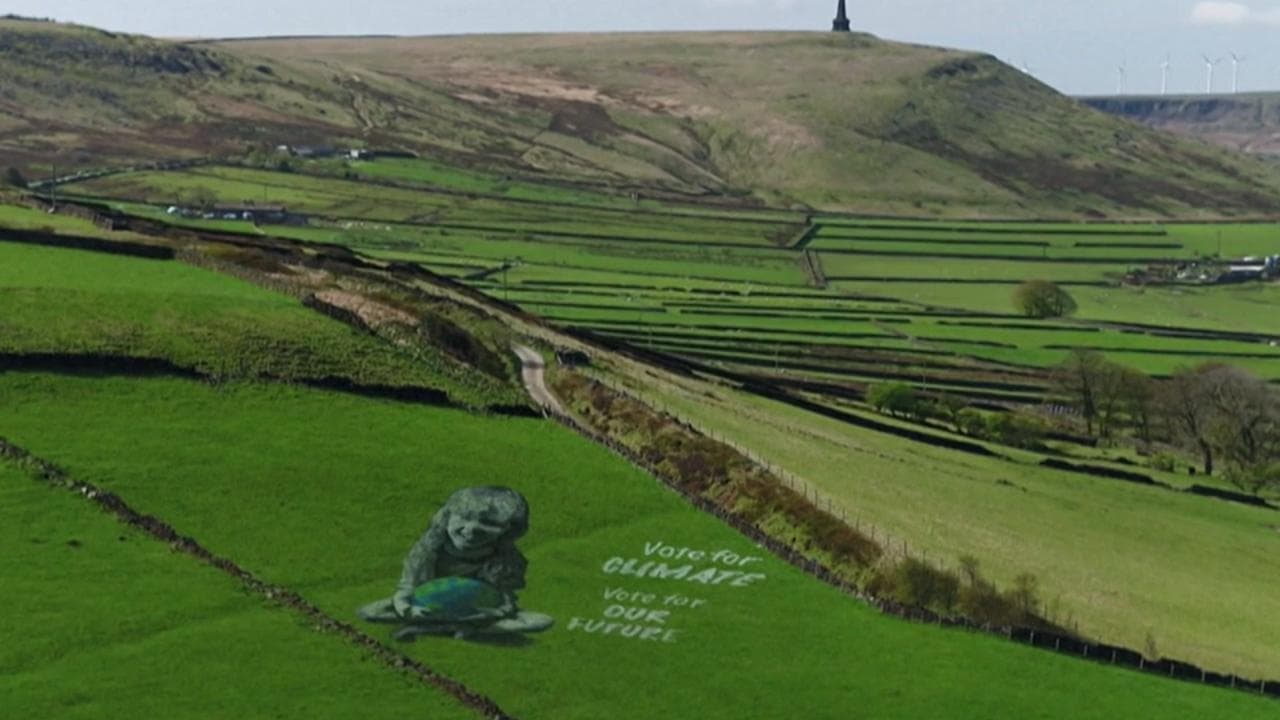 Il gigantesco dipinto che ricopre una collina dello Yorkshire per celebrare la Giornata della Terra