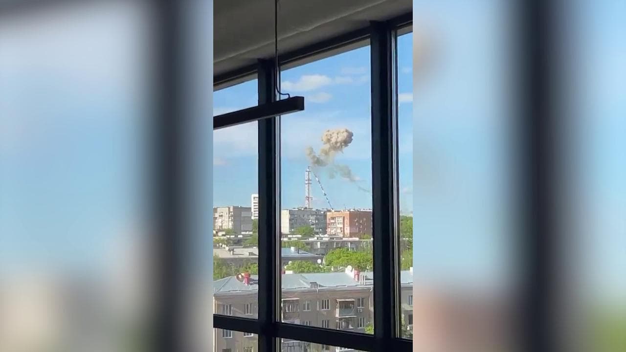 Attacco russo a Kharkiv, crolla metà della torre della televisione