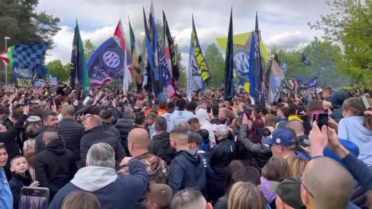 I tifosi interisti invadono il centro sportivo di Appiano prima del derby che può valere lo scudetto
