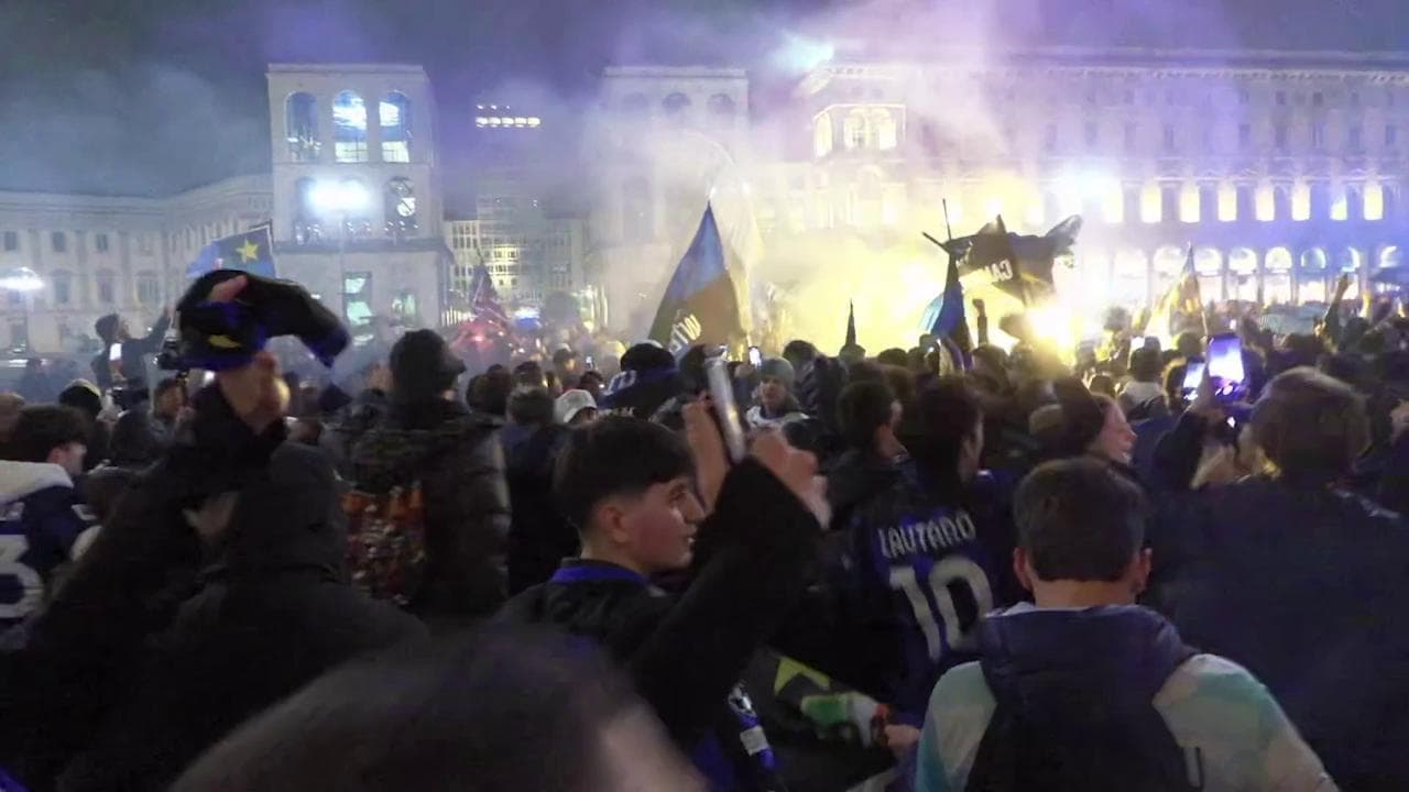 La festa dei tifosi interisti in piazza Duomo dopo la conquista dello scudetto
