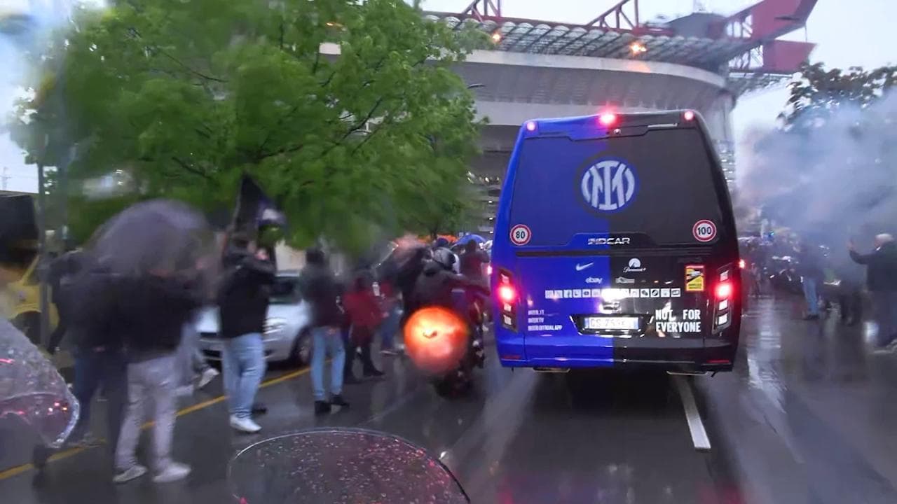 Derby scudetto contro il Milan, l'arrivo del pullman dell'Inter a San Siro