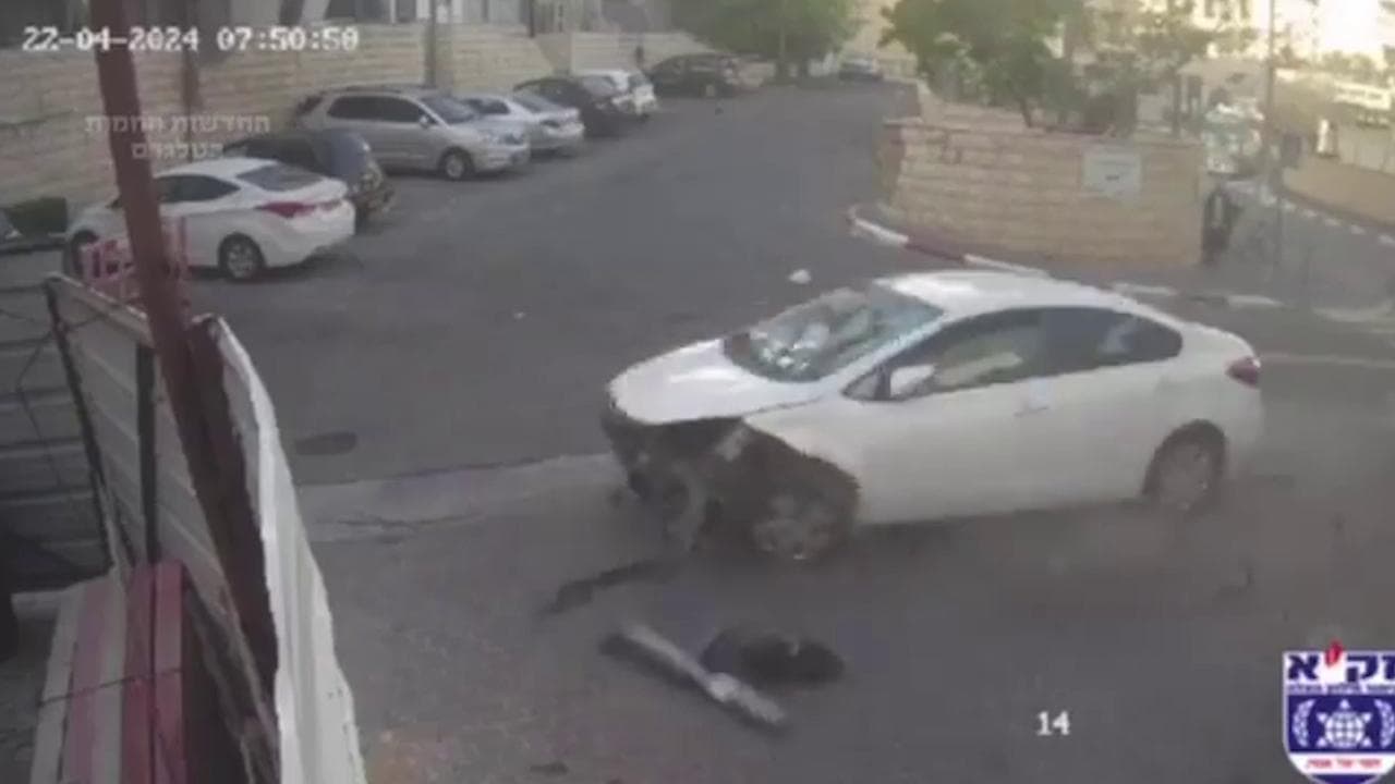Gerusalemme: auto investe 3 pedoni. Le immagini dell'attacco e la fuga degli aggressori