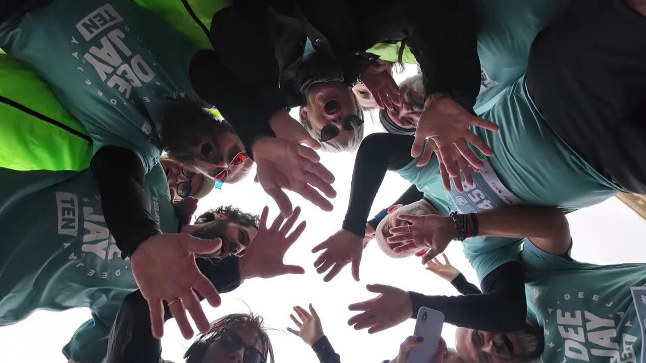 In 8mila a Bari per la Deejay Ten 2024: il siparietto con Linus e il sindaco Decaro